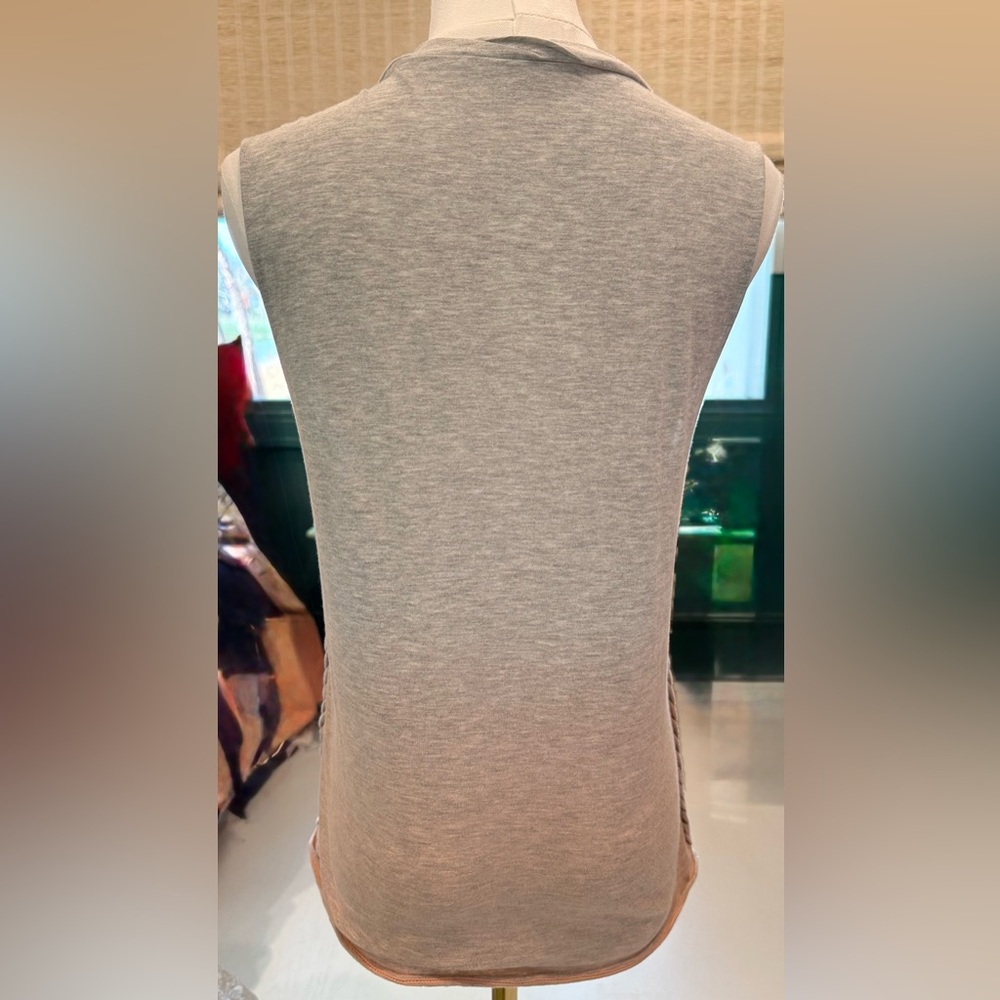 Pam & Gela ombré Heather Gray to salmon V-Neck Top - Picture 2 of 6